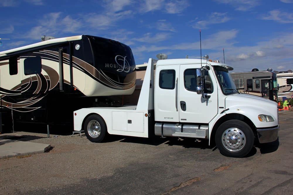 Heavy-duty tow truck for RVs and large vehicles